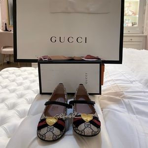 New Girls Gucci shoes.  Dust bag, shopping bag, Gucci box, hair pin included